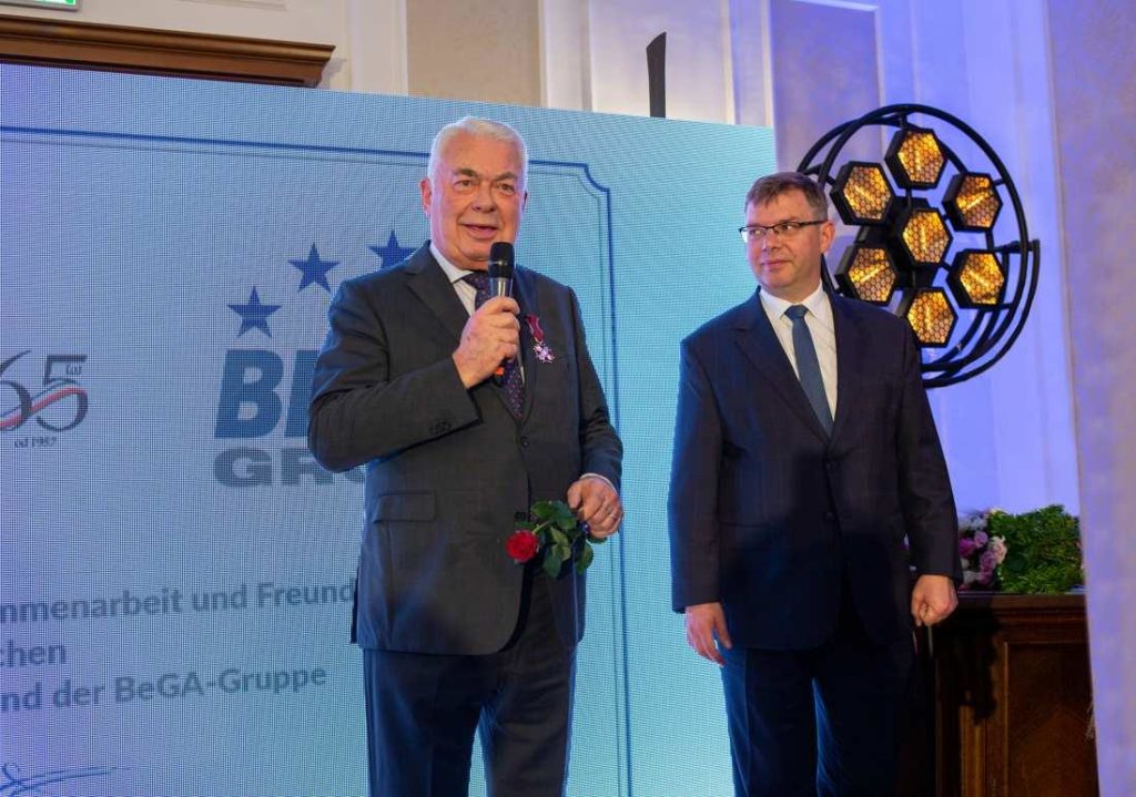 Das Verdienstkreuz für Dieter Hilpert wurde überreicht von den Wojewoden Artur Chojecki